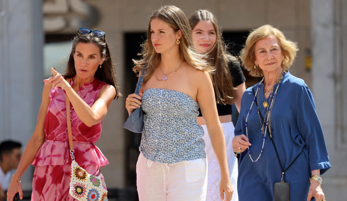 Βασίλισσα Λετίσια: Σε shopping με τις κόρες της και την πεθερά της, Σοφία της Ισπανίας επέλεξε tie dye σετ με ελληνικό όνομα – Πόσο κοστίζει