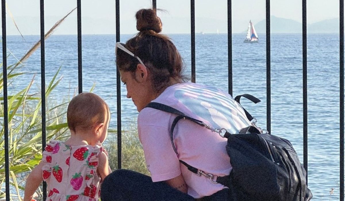Μαίρη Συνατσάκη: Μας δείχνει την κόρη της,  Ολίβια να παίζει στην παραλία!