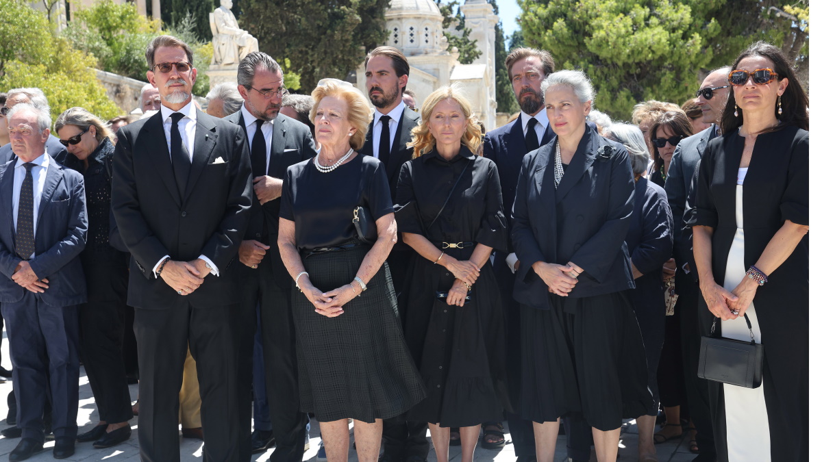 Σύσσωμη η τέως βασιλική οικογένεια στην κηδεία του πρίγκιπα Μιχαήλ