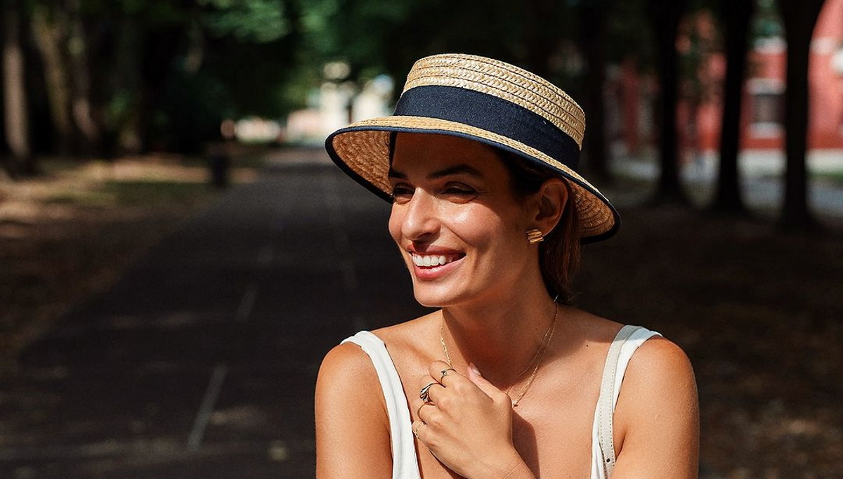 Τόνια Σωτηροπούλου: Στη Βενετία με total white look και την best seller τσάντα Jacquemus – Πόσο κοστίζει