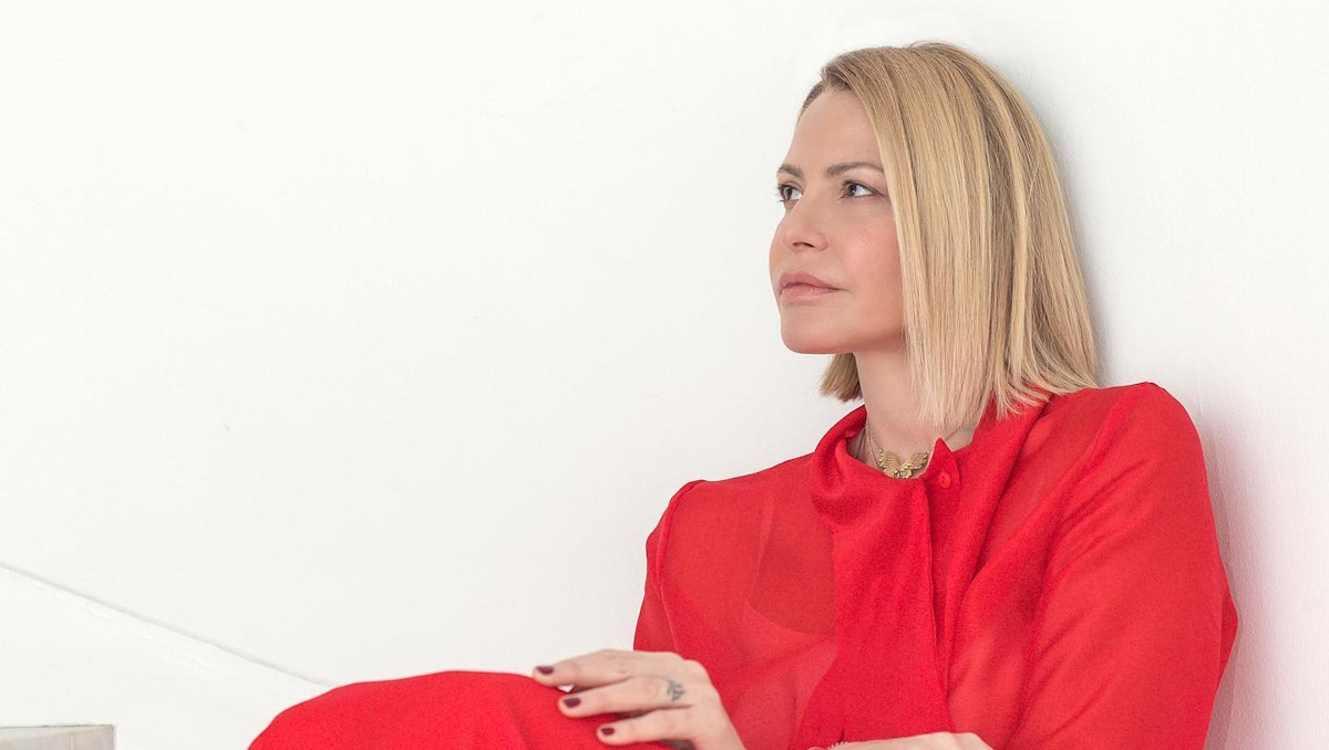 Τζένη Μπαλατσινού: Με λευκό shirt dress στην Ακρόπολη με τον γιο της Παναγιώτη Αντώνιο