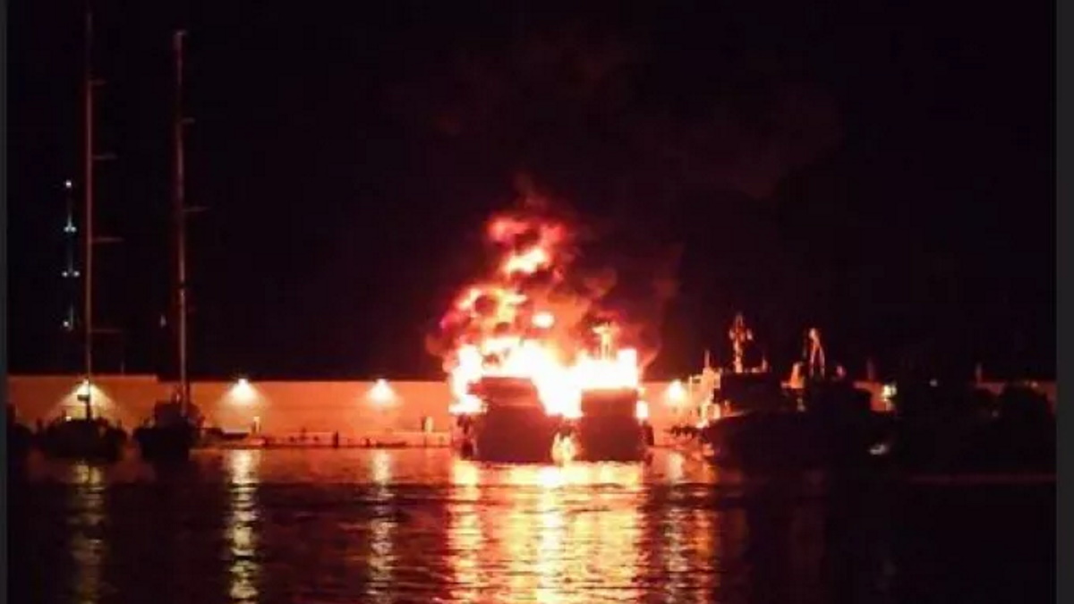 Φωτιά στη Μαρίνα Ζέας: Κάηκαν 3 πολυτελή γιοτ