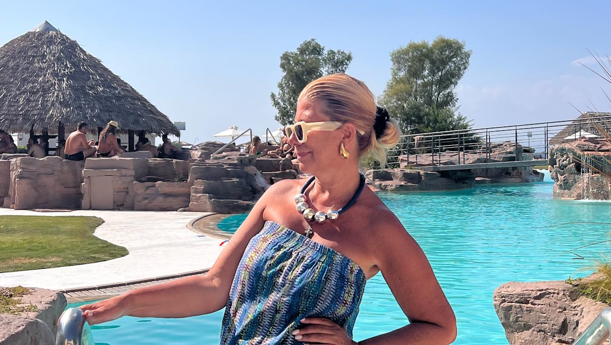 Ζήνα Κουτσελίνη: Με στράπλες boho φόρεμα σε resort στη Χαλκιδική