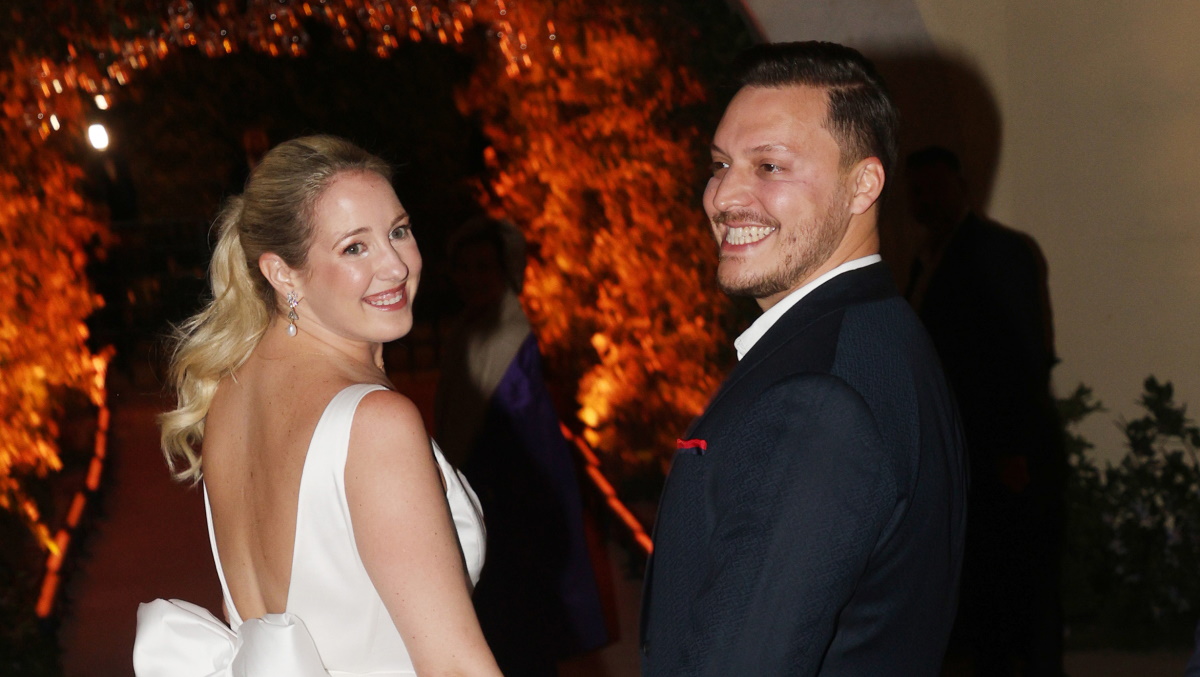 Θεοδώρα: Το bridal φόρεμα με τεράστιο φιόγκο στο δείπνο πριν από τον γάμο της με τον Μάθιου Κουμάρ