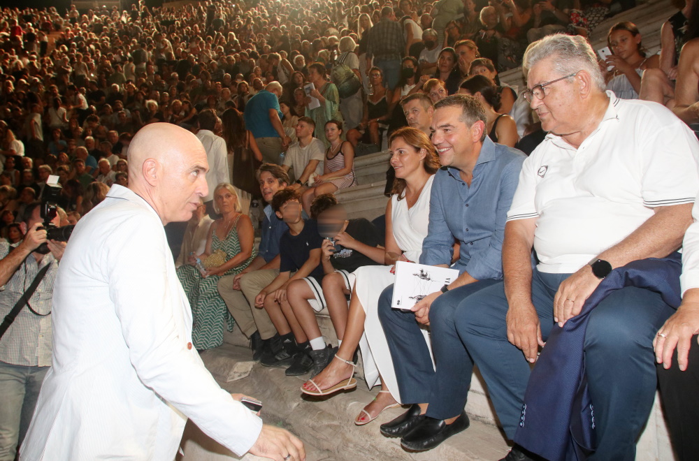 Οι Γιάννης Μόσχος, Μπέττυ Μπαζιάνα, Αλέξης Τσίπρας με τους γιούς τους και ο Δημήτρης Κουτσούμπας στο Ηρώδειο.