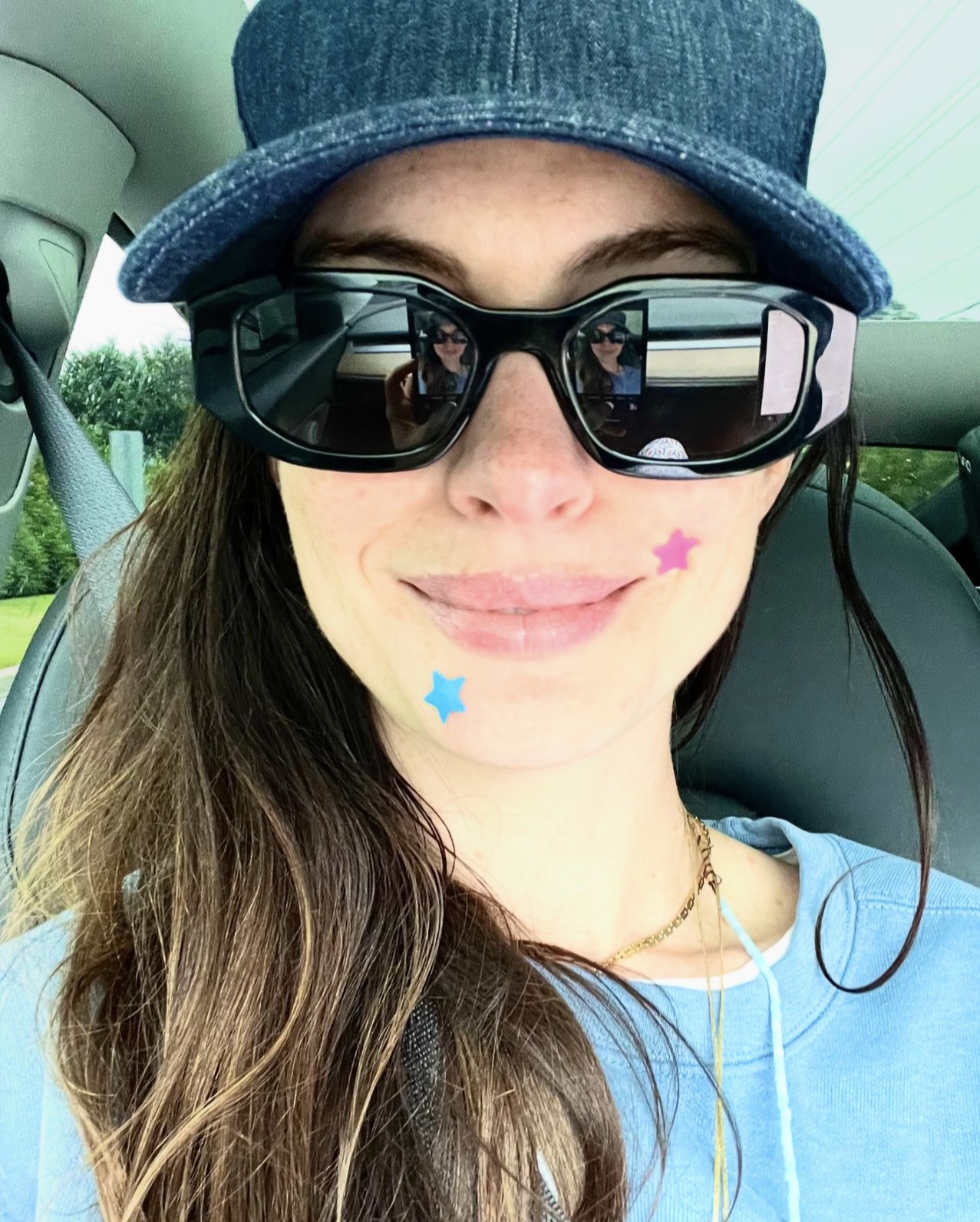 anne hathaway με patches για τα σπυράκια