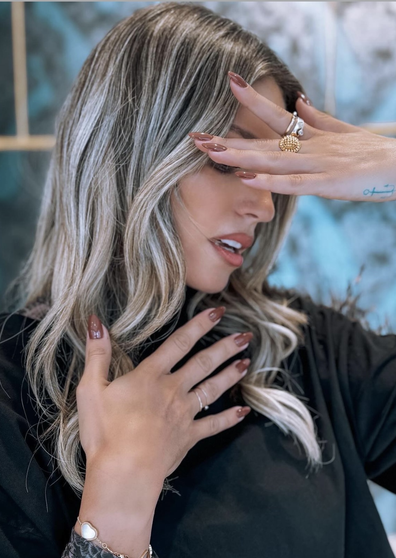 Αθηνά Οικονομάκου με coffee nails