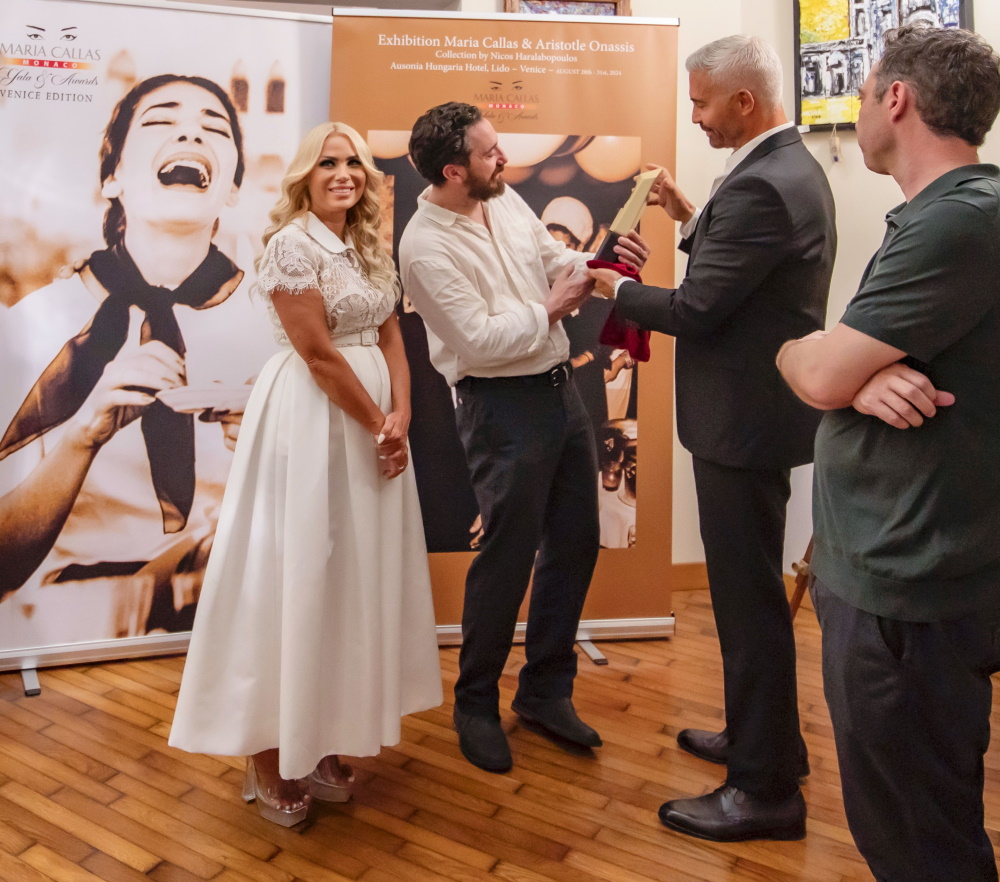 Οι Jonas Dornbach,  Νίκος Χαραλαμπόπουλος, Χρήστος Χατζηβασιλείου, Πάμπλο Λαρέν, Ιωάννα Ευθυμίου, Janine Jackowski, Juan De Dios Larrain από την έκθεση των αντικειμένων της Κάλλας. 