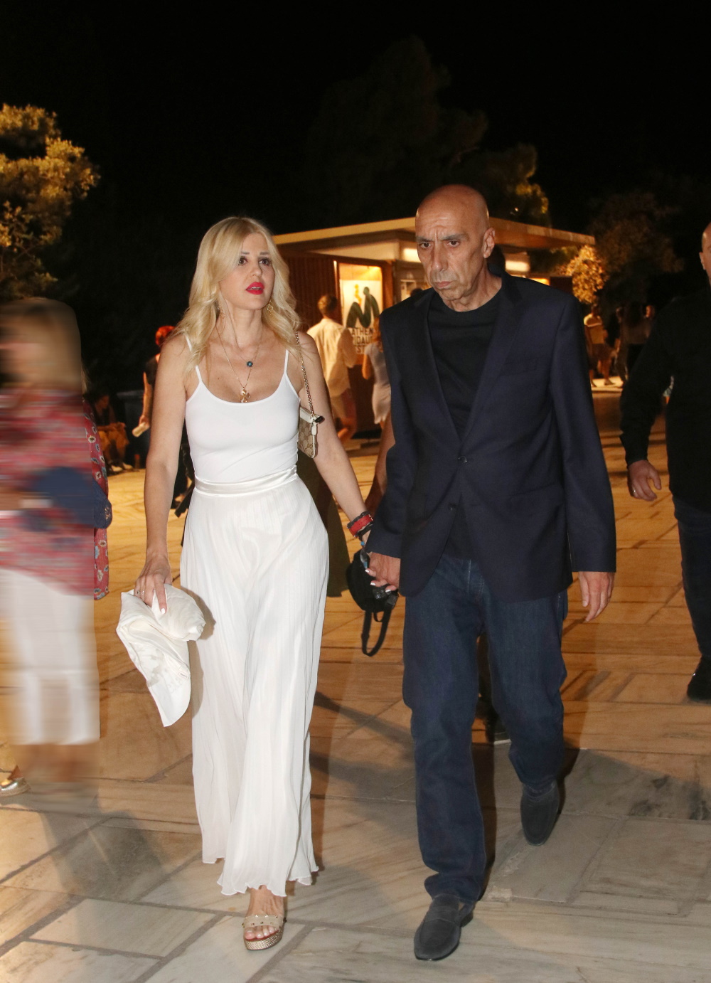 Η Έλενα Ράπτη με αέρινο λευκό σύνολο στο Ηρώδειο χέρι χέρι με τον Γιάννη Μπρατάκο.