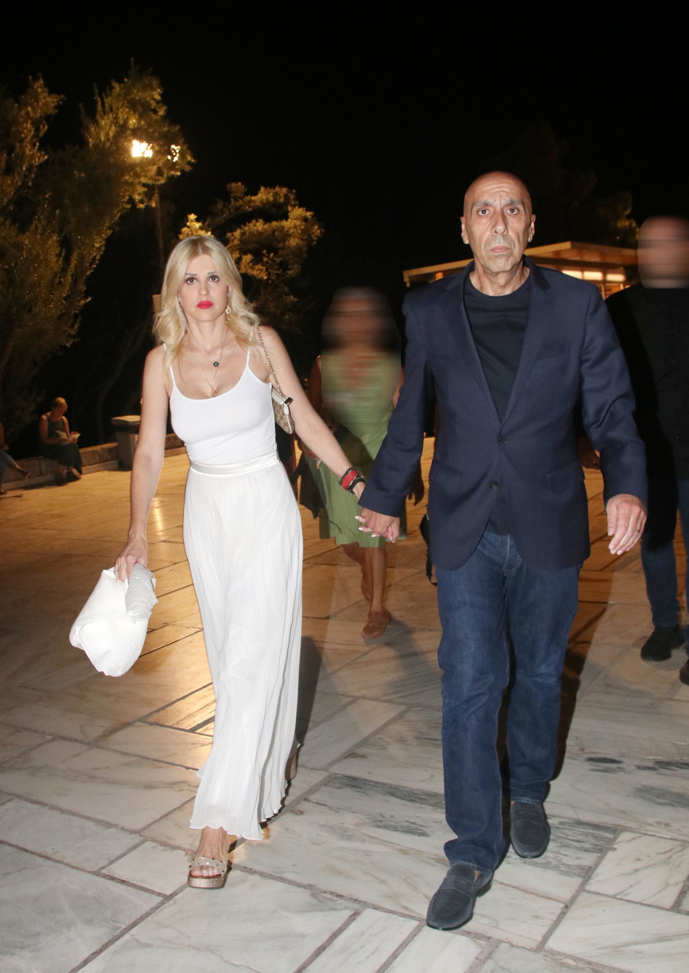 Η Έλενα Ράπτη συνδύασε το look της με διακριτικά χρυσά κοσμήματα.