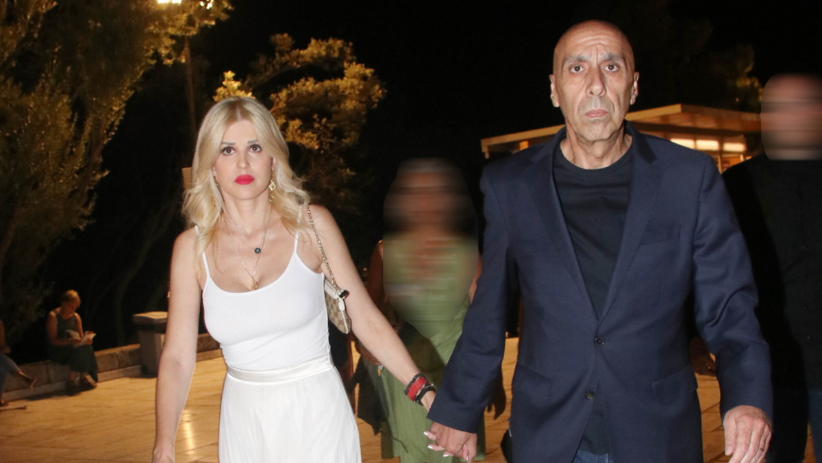 Έλενα Ράπτη: Με Gucci μίνι τσάντα και wedge εσπαντρίγιες Valentino στο Ηρώδειο με τον Γιάννη Μπρατάκο