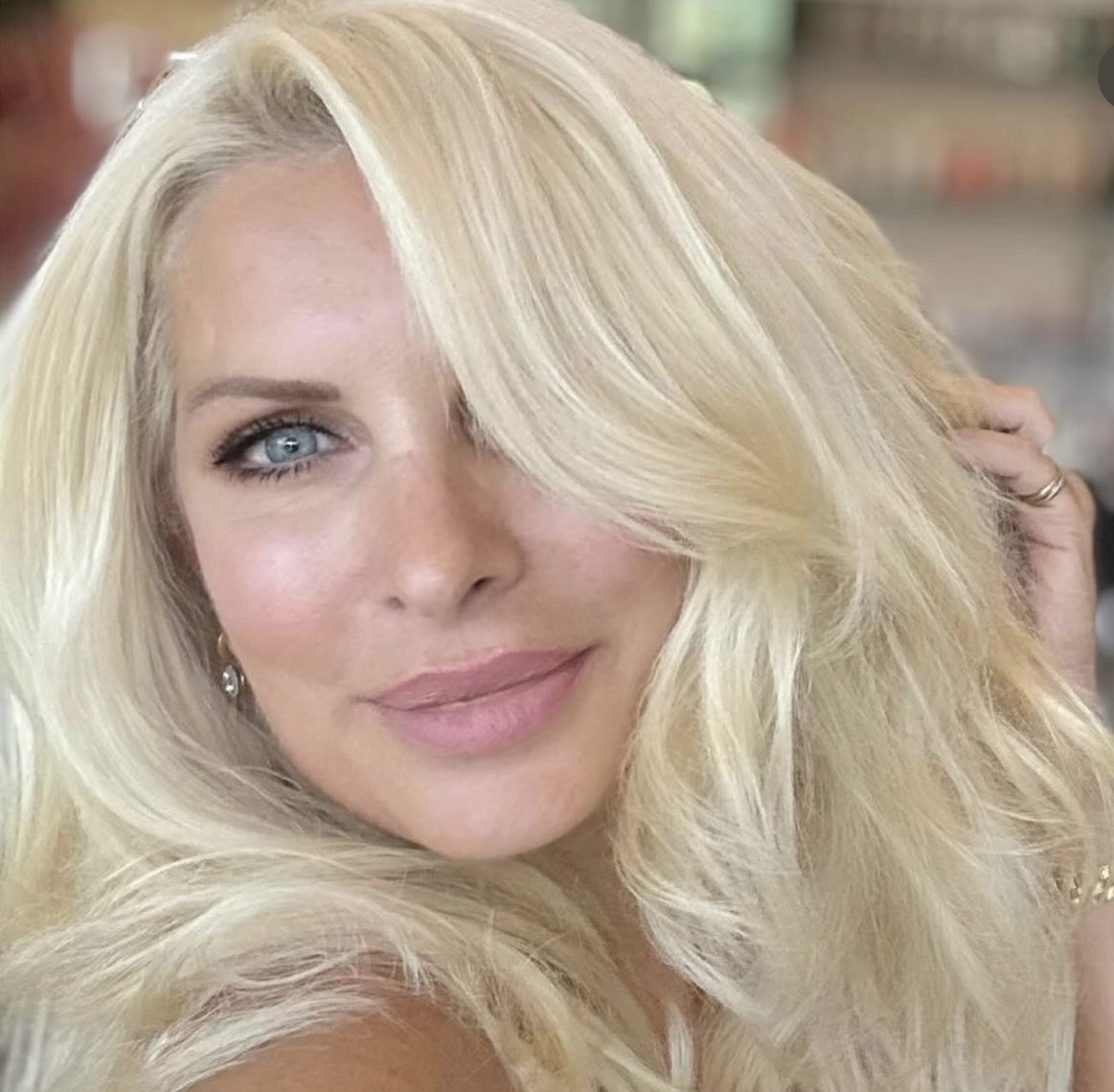 η Ελένη Μενεγάκη με creamy blonde