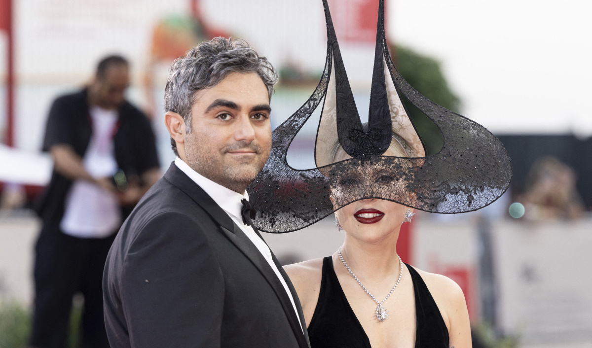 Lady Gaga: Το chic gothic look με Dior Couture στην πρώτη επίσημη εμφάνιση με τον μνηστήρα της στο κόκκινο χαλί της Βενετίας