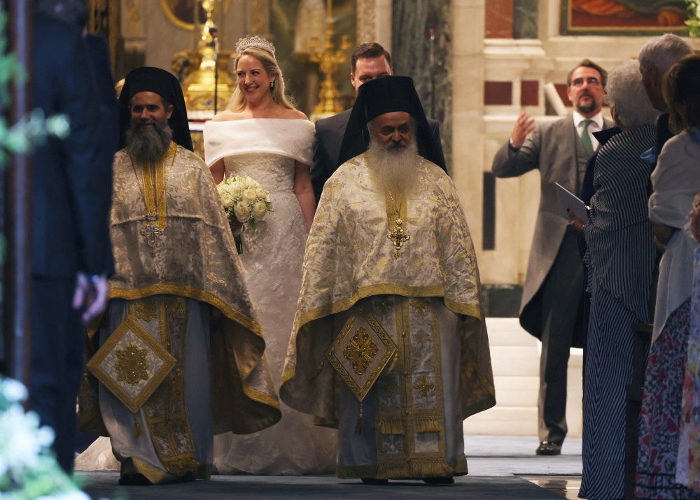 Η Θεοδώρα και ο Μάθιου Κουμάρ την ώρα που εξέρχονται από τον ναό μετά την τέλεση του γάμου τους.
