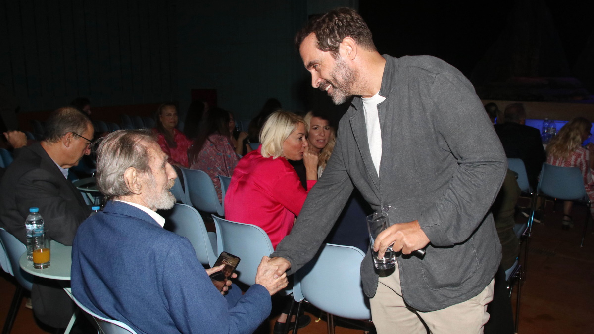 Κωνσταντίνος Μαρκουλάκης: Η συνάντηση με τον Γιώργο Βαρδινογιάννη στην επίσημη προβολή της σειράς «Ο Γιατρός»