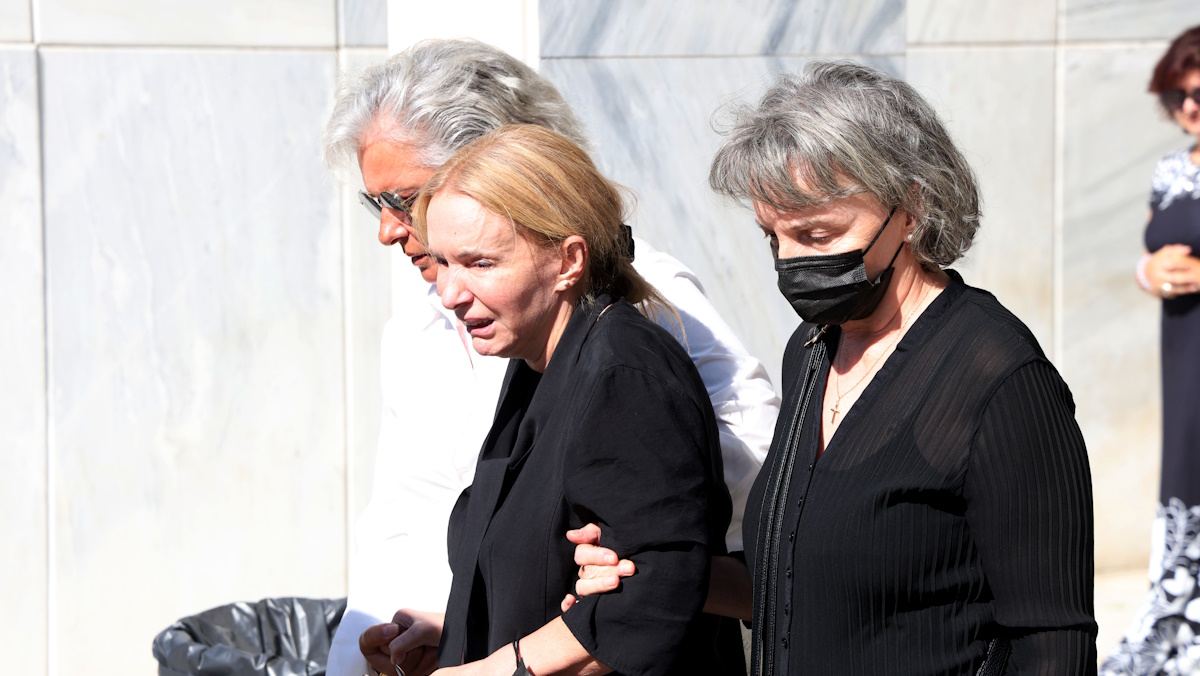 Γιάννης Μόρτζος: Συντετριμμένη η σύζυγός του Γιούλη Ζήκου στην κηδεία του