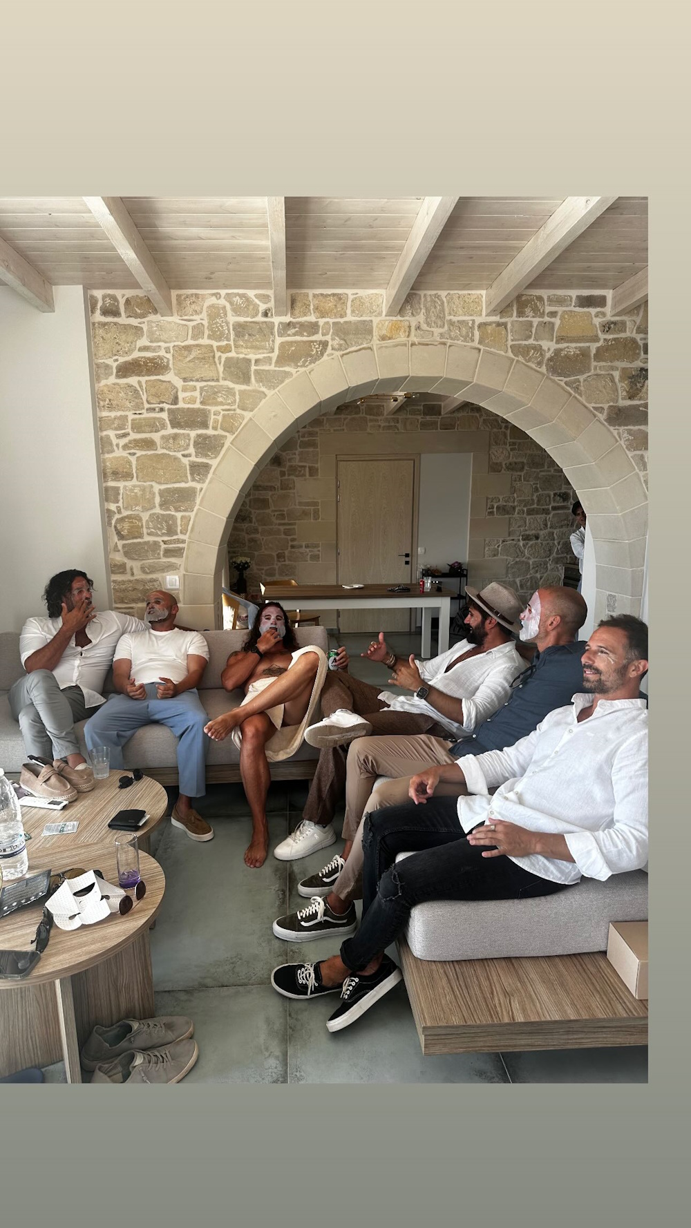 Ο Γρηγόρης Μόργκαν κάνει beauté με τους φίλους του.