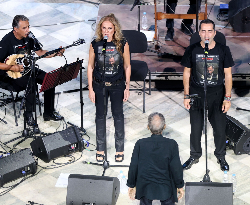 Οι Ηρώ Σαΐα και Ζαχαρίας Καρούνης στη σκηνή.