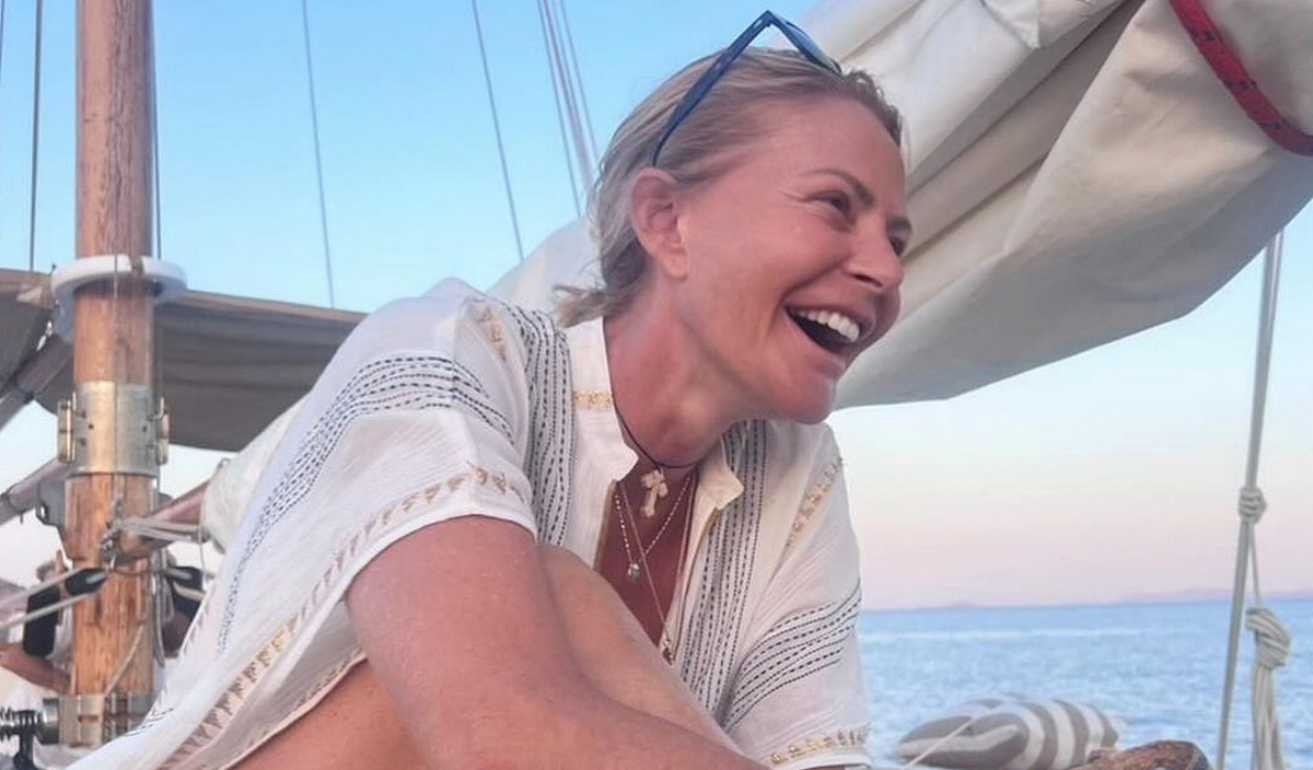 Το μίνιμαλ λευκό boho φόρεμα που επέλεξε στην Πάτμο φοριέται και το φθινόπωρο στην πόλη
