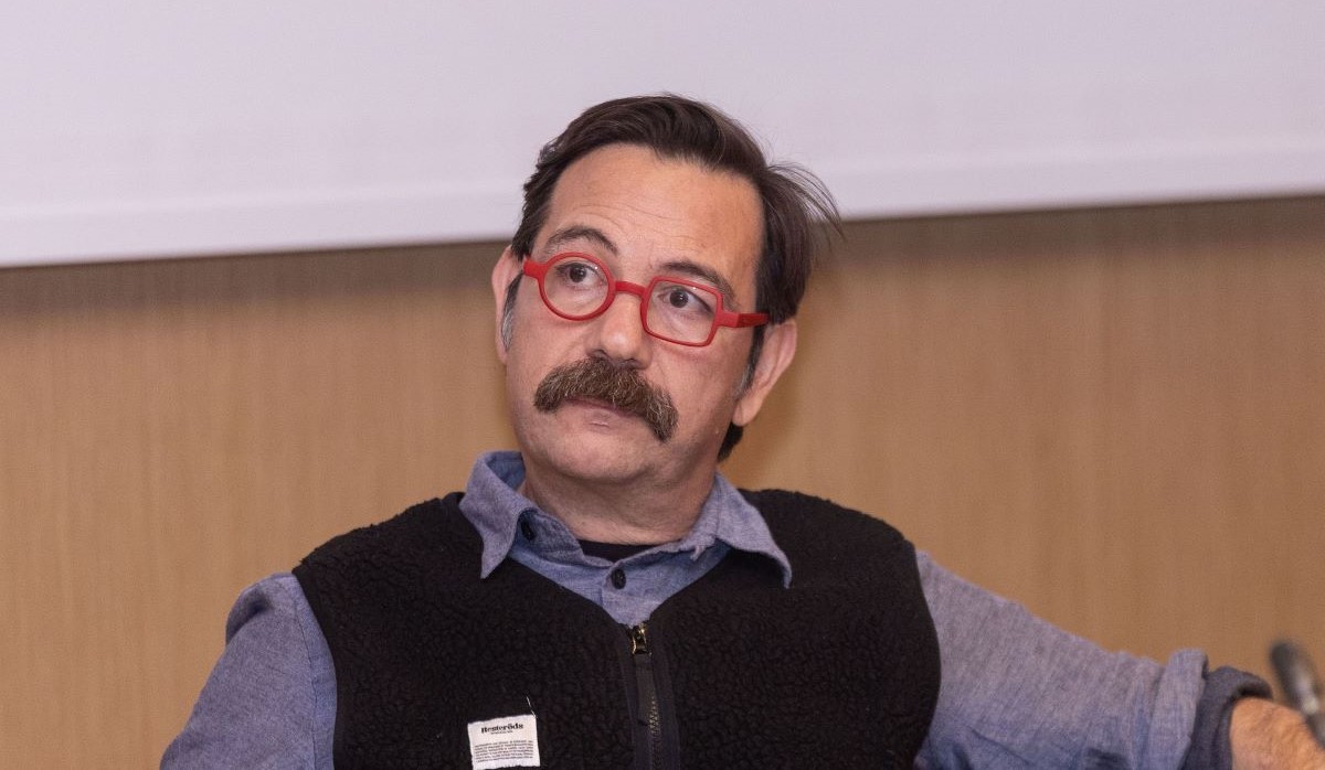 Αλέξανδρος Λογοθέτης για τον πατέρα του: «Στην κηδεία του τον ανακάλυψα. Πράγματα μετακινήθηκαν μέσα μου»