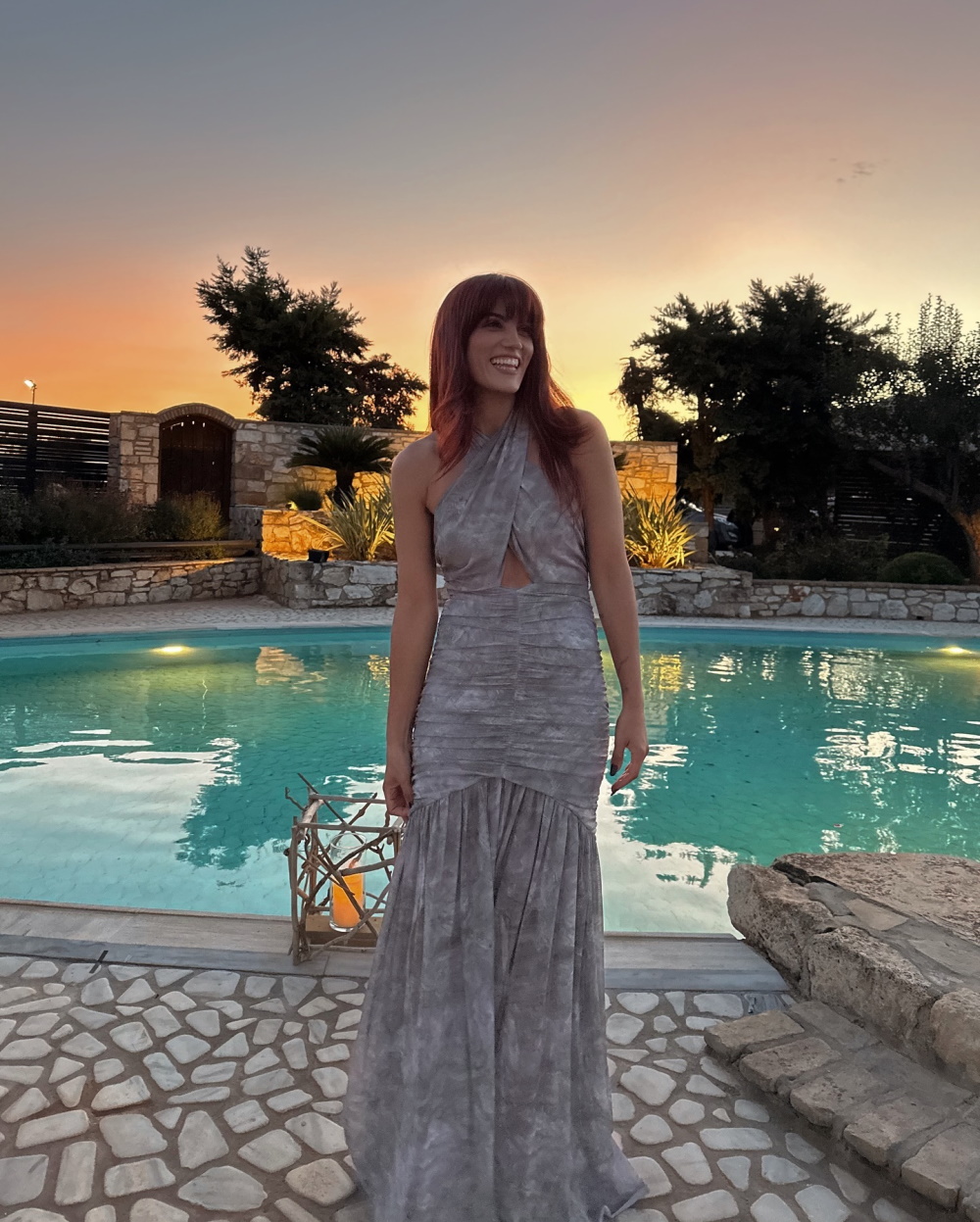 Η Μαίρη Συνατσάκη με maxi γκρι εμπριμέ φόρεμα.