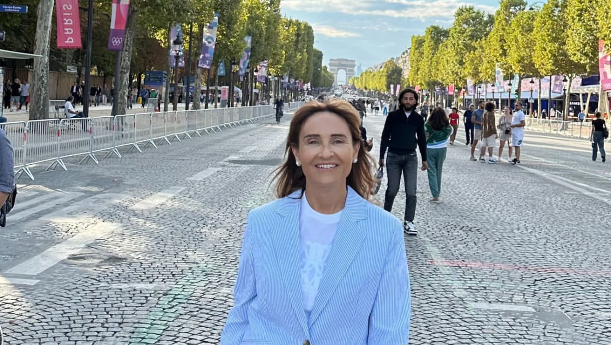 Μάρα Ζαχαρέα: Με blazer, τζιν παντελόνι και tote bag Chanel στη Λεωφόρο των Ηλυσίων Πεδίων 