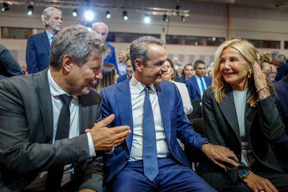 Ο Κυριάκος Μητσοτάκης συστήνει τη σύζυγό του Μαρέβα Γκραμπόφσκι Μητσοτάκη, στον Αντικαγκελάριο της Γερμανίας, Ρόμπερτ Χάμπεκ.