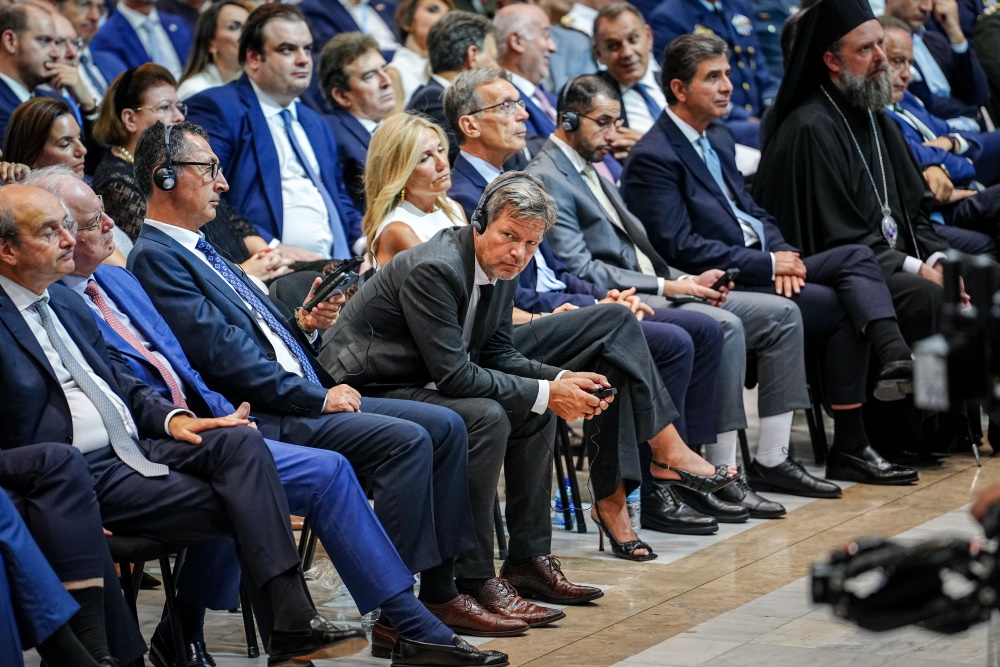 Η Μαρέβα Μητσοτάκη δίπλα στον Αντικαγκελάριο της Γερμανίας, Ρόμπερτ Χάμπεκ και στον ομοσπονδιακό υπουργό τροφίμων και γεωργίας της Γερμανίας, Τζεμ Έζντεμιρ για τη Διεθνή Έκθεση Θεσσαλονίκης.