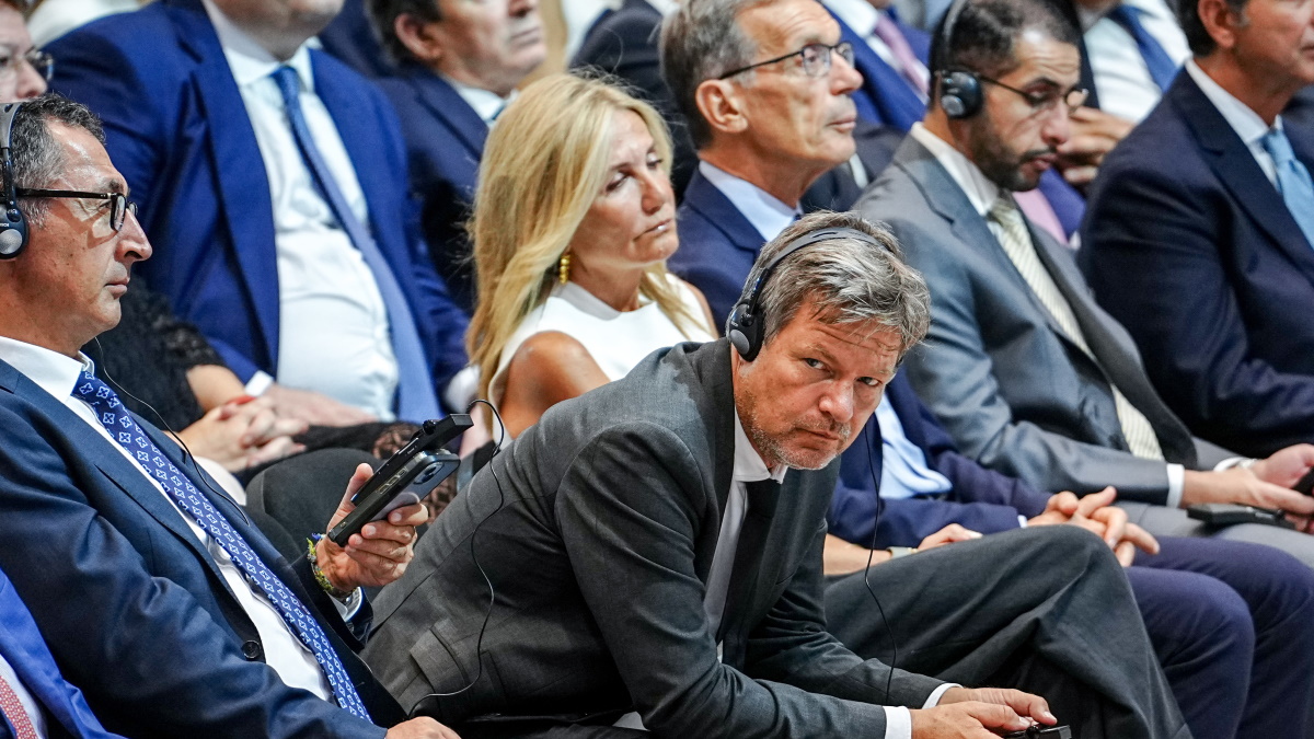 Μαρέβα Μητσοτάκη: Με ιδιαίτερη καρφίτσα – λουλούδι και chic καπιτονέ γόβες Βottega Veneta στη Θεσσαλονίκη