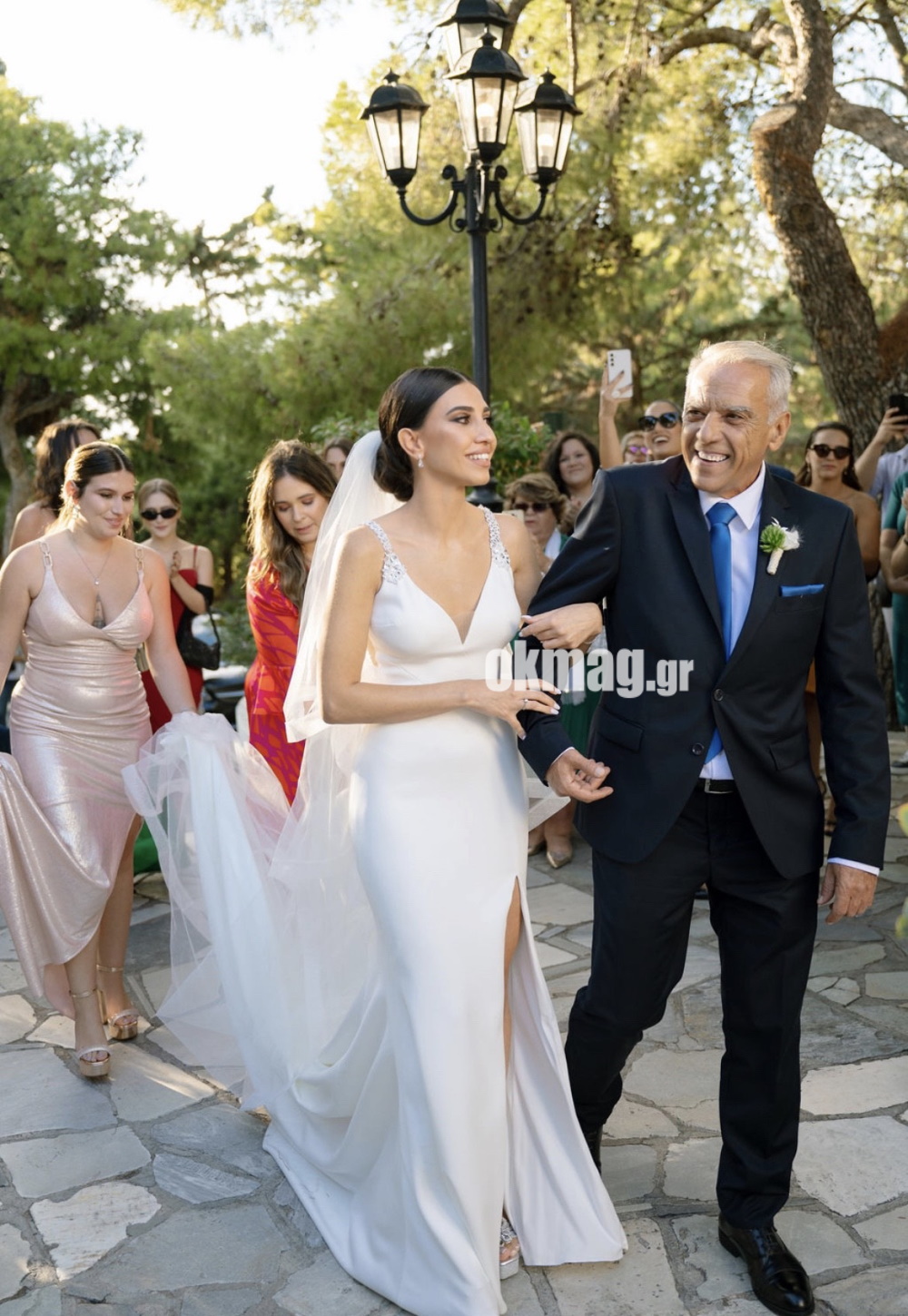Τη νύφη συνόδευσε στην εκκλησία ο πατέρας της Νίκος Γάνιαρης.