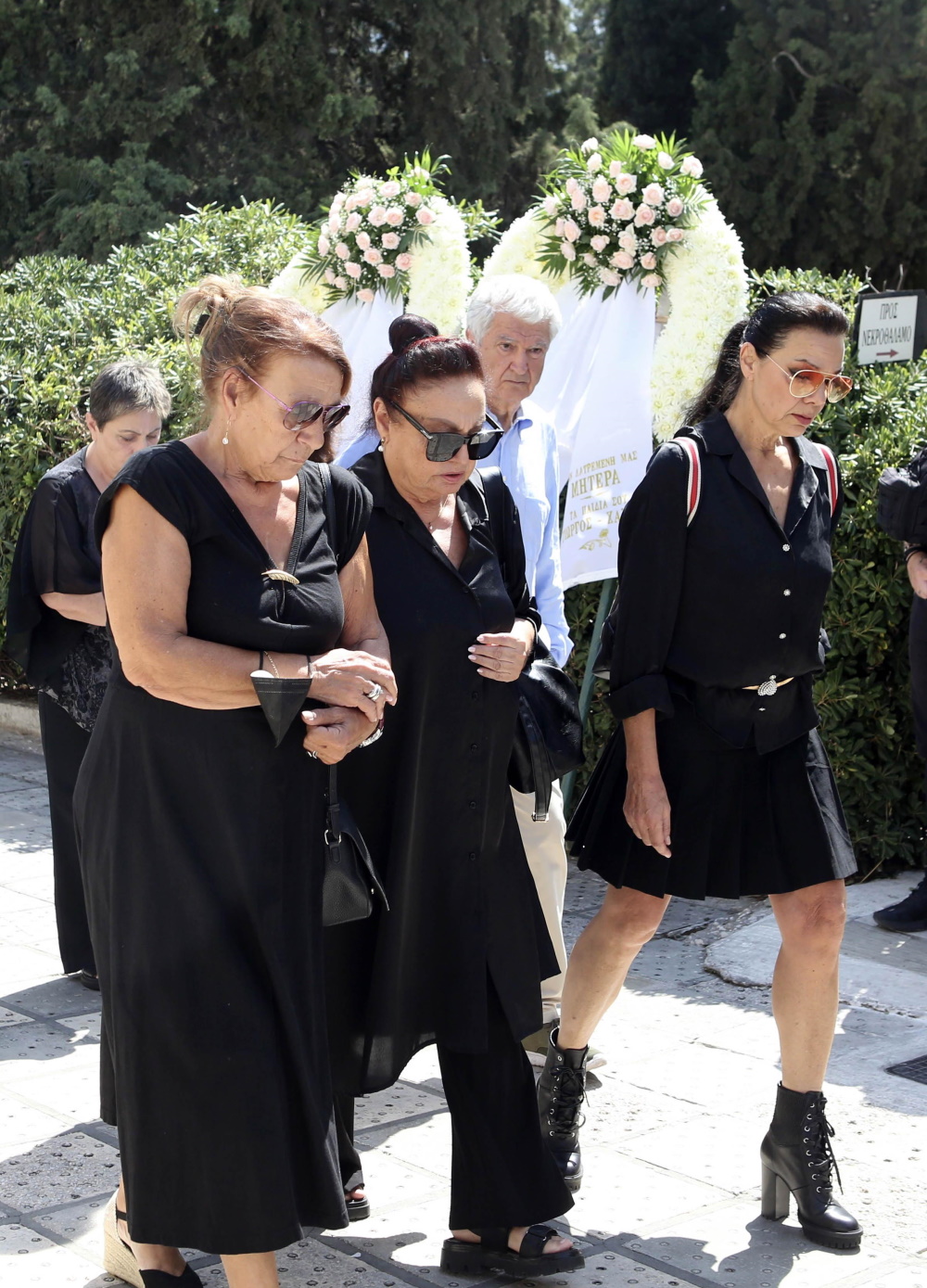 Η Μίρκα Παπακωνσταντίνου και η Ελίζα Πάλλη στην κηδεία του Δάνη Κατρανίδη.