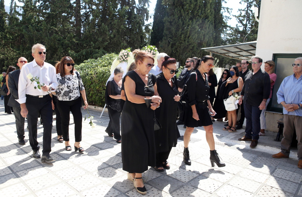 Η Μίρκα Παπακωνσταντίνου και η Ελίζα Πάλλη στην κηδεία του Δάνη Κατρανίδη.