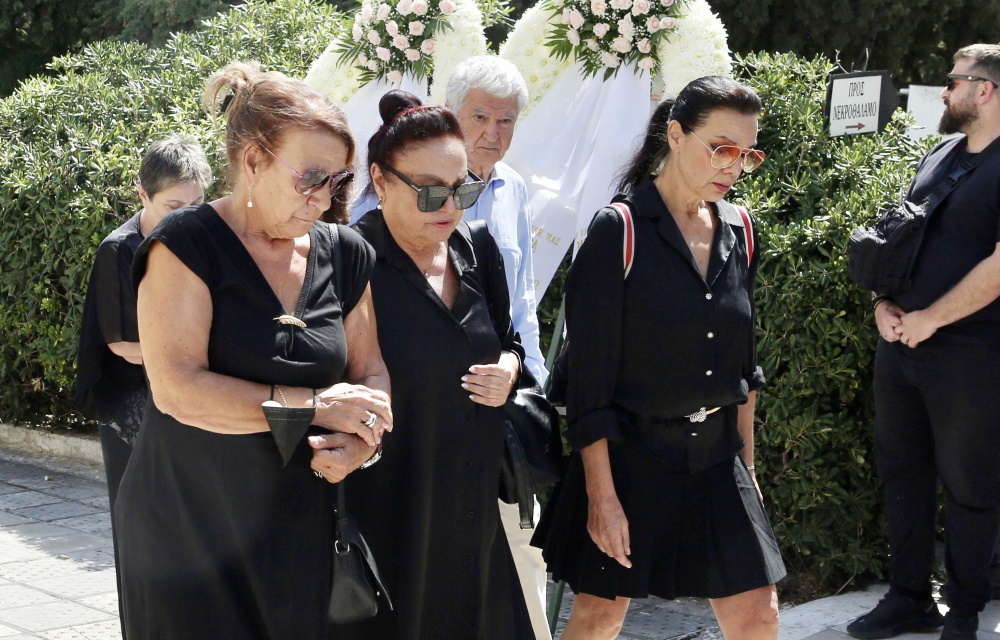 Η Μίρκα Παπακωνσταντίνου και η Ελίζα Πάλλη στην κηδεία του Δάνη Κατρανίδη.