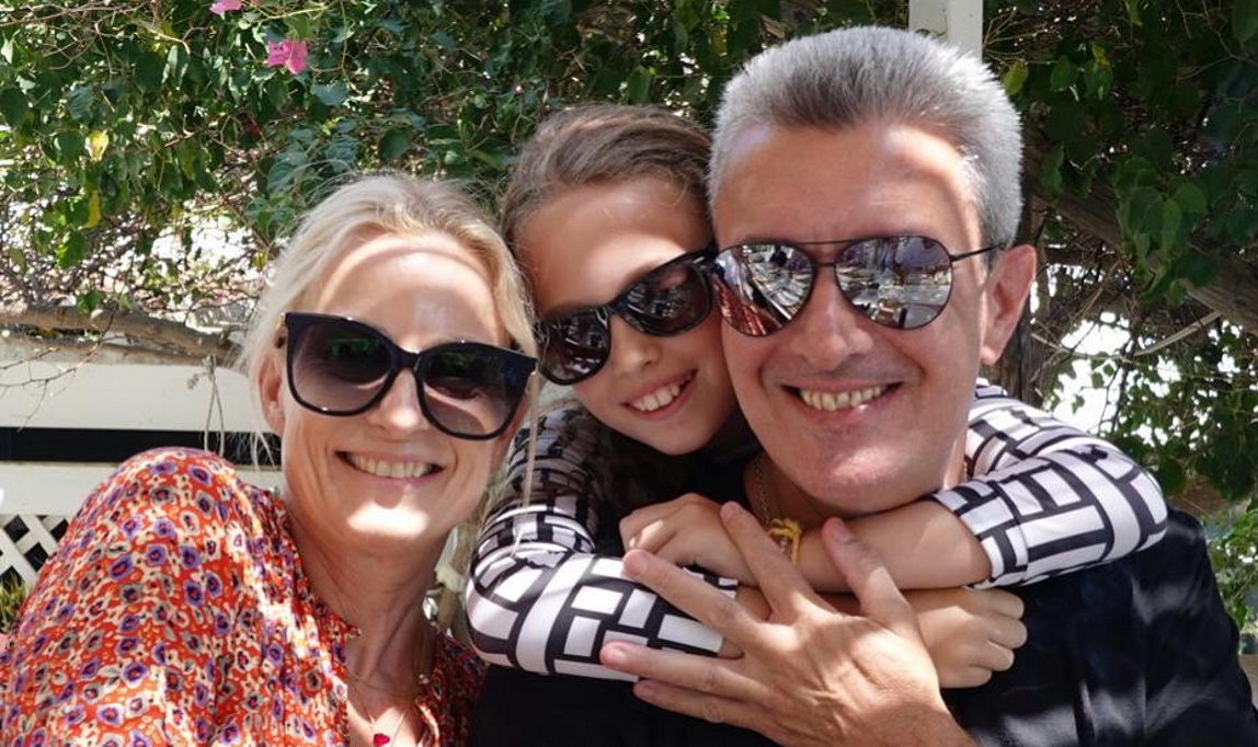 Η Κρίστη Τσολακάκη φωτογραφίζει τον Νίκο Χατζηνικολάου με τα τρία παιδιά τους – «Η συμμορία με τα μαύρα γυαλιά»