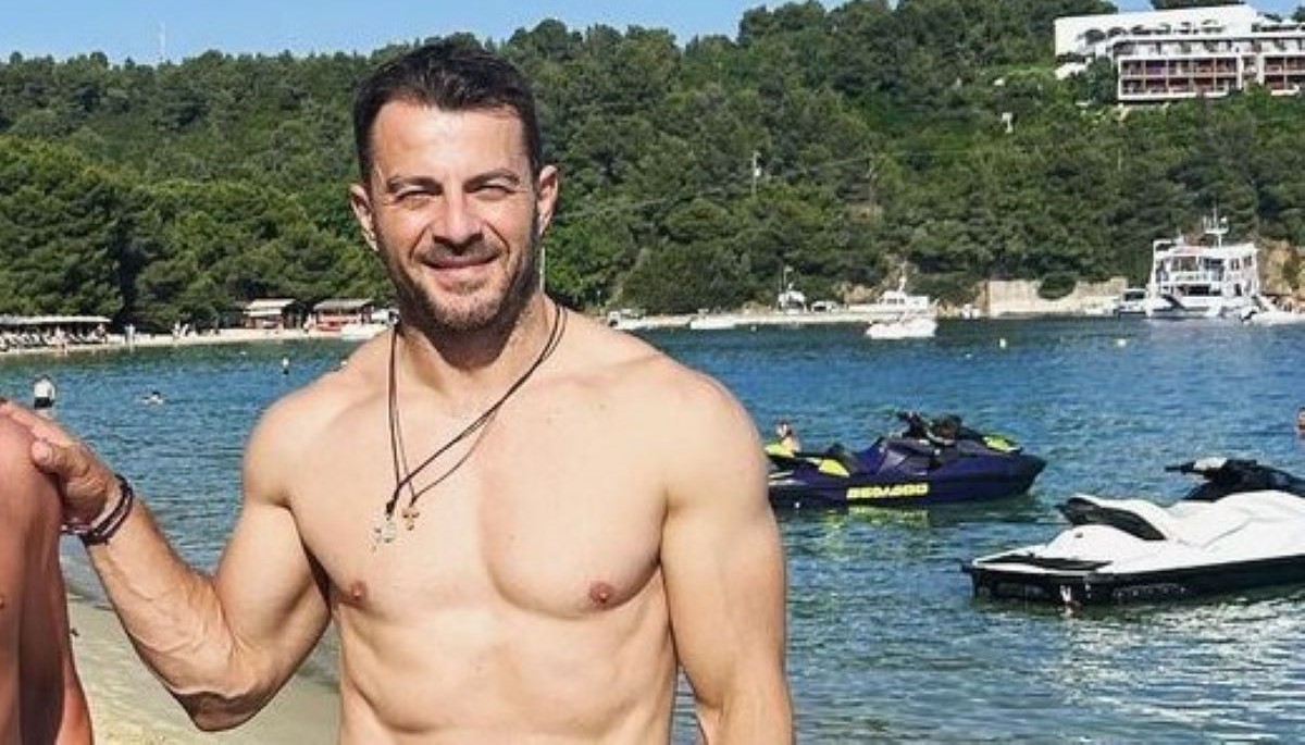 Γιώργος Αγγελόπουλος: Βόλτα με το σκάφος μέσα στη βροχή