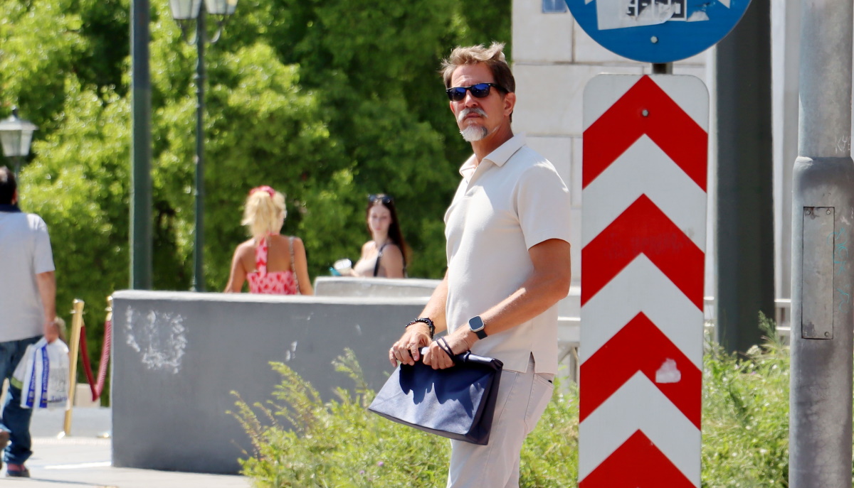 Παύλος: Με κομψό casual στυλ στην Αθήνα δύο εβδομάδες πριν από τον γάμο της μικρής του αδελφής, Θεοδώρας