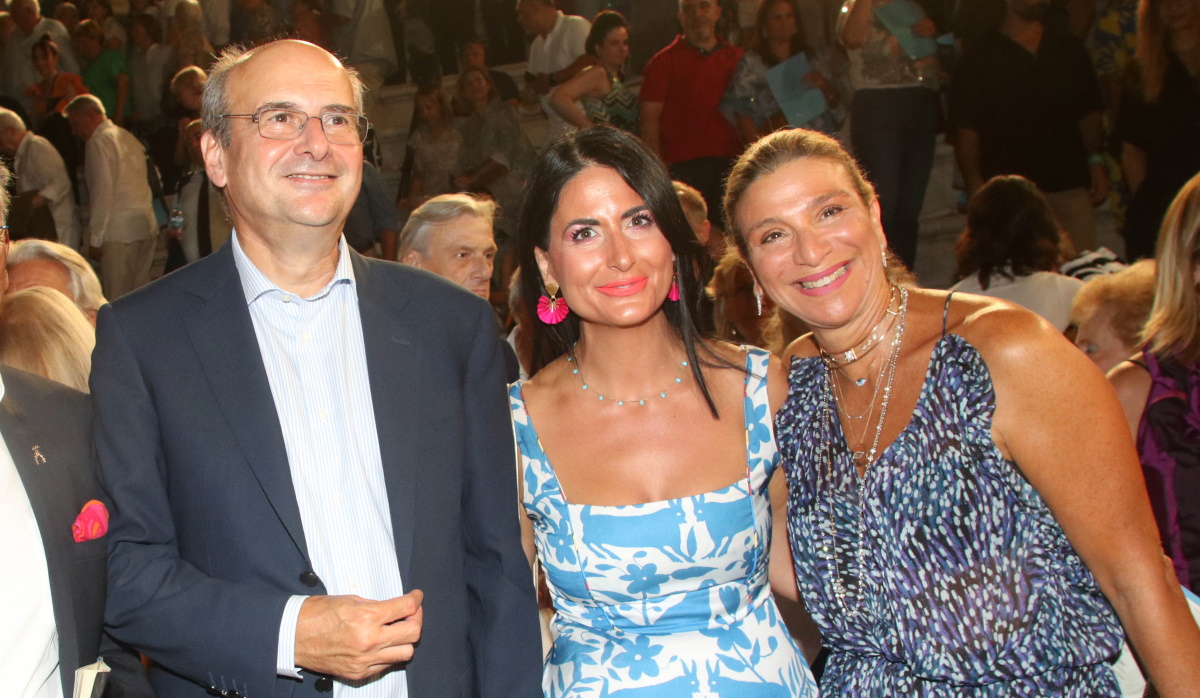 Πόπη Καλαϊτζή: Με chic καλοκαιρινό φόρεμα των 110 ευρώ σε βραδινή έξοδο με τον σύζυγό της, Κωστή Χατζηδάκη