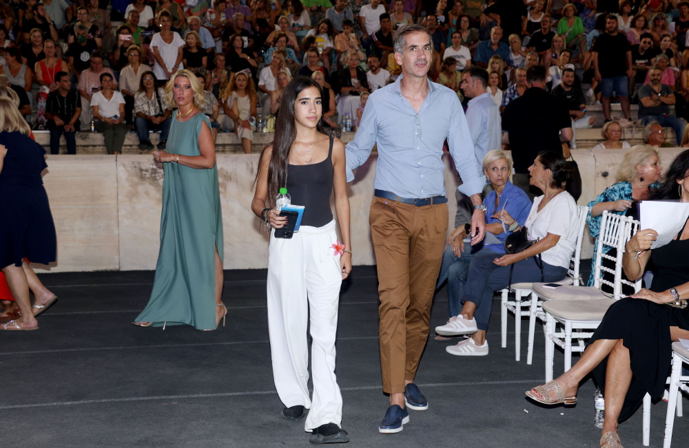 Η Σία Κοσιώνη, ο Κώστας Μπακογιάννη και η 14χρονη κόρη του, Δανάη στο Καλλιμάρμαρο.