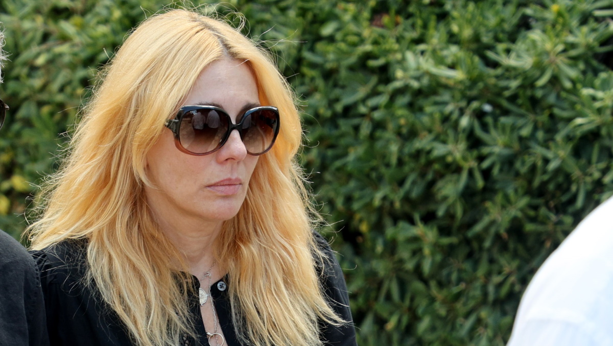 Κηδεία Ντίνου Καρύδη: Συγκινεί το μήνυμα στο στεφάνι της κόρης του, Σμαράγδας