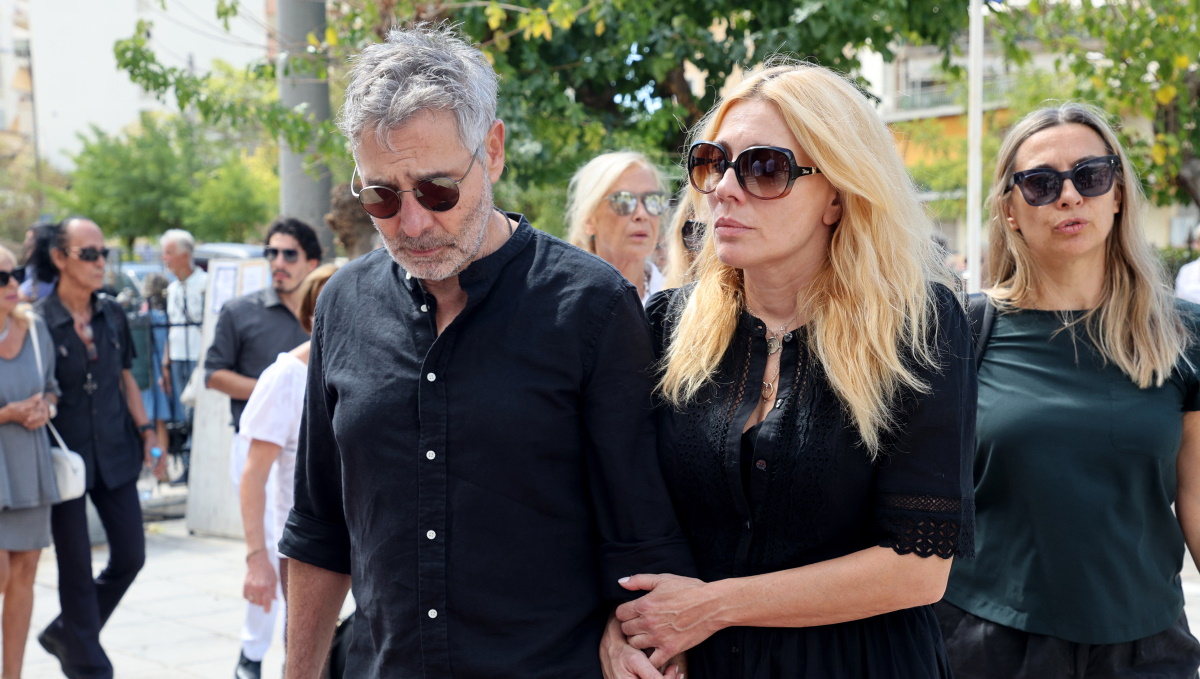 Κηδεία Ντίνου Καρύδη: Συντετριμμένη η κόρη του Σμαράγδα Καρύδη – Με τον Θοδωρή Αθερίδη στο πλευρό της