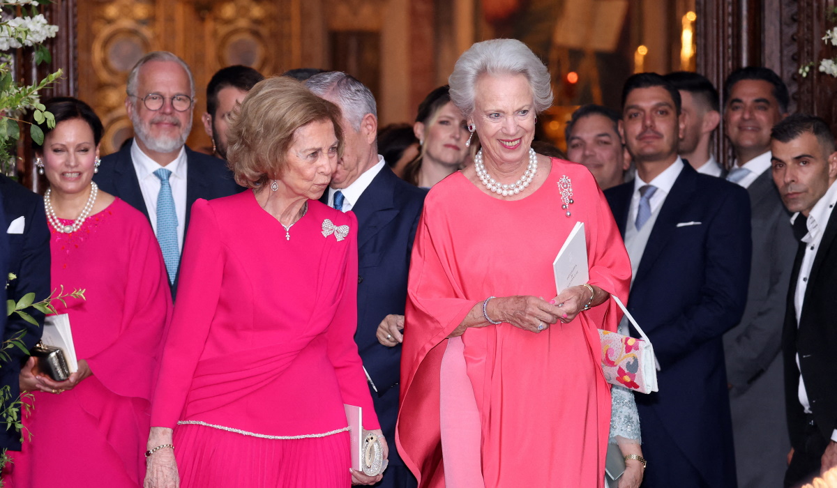 Σοφία της Ισπανίας: Με bold pink κομψό σύνολο στον γάμο της ανιψιάς της Θεοδώρας – Ποιον οίκο μόδας επέλεξε