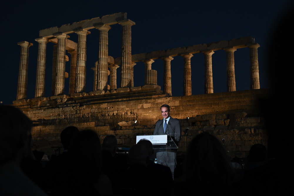 Ο Κυριάκος Μητσοτάκη εγκαινίασε τον νέο φωτισμό του ναού του Ποσειδώνα στο Σούνιο.