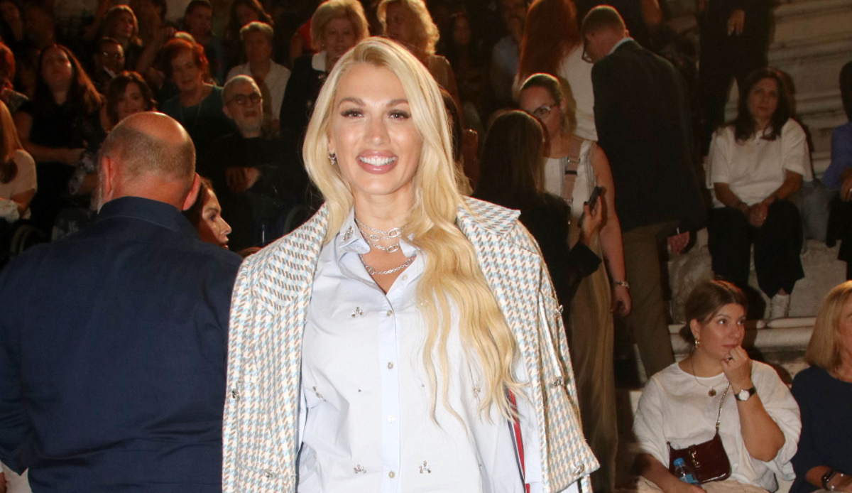 Κωνσταντίνα Σπυροπούλου: Με το raw denim της χρονιάς και wedge πέδιλα Louis Vuitton σε βραδινή έξοδο
