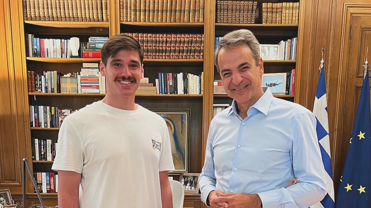 Viral ο Εύζωνας που δάκρυσε στην τελευταία του σκοπιά – Η συνάντηση με τον Κυριάκο Μητσοτάκη