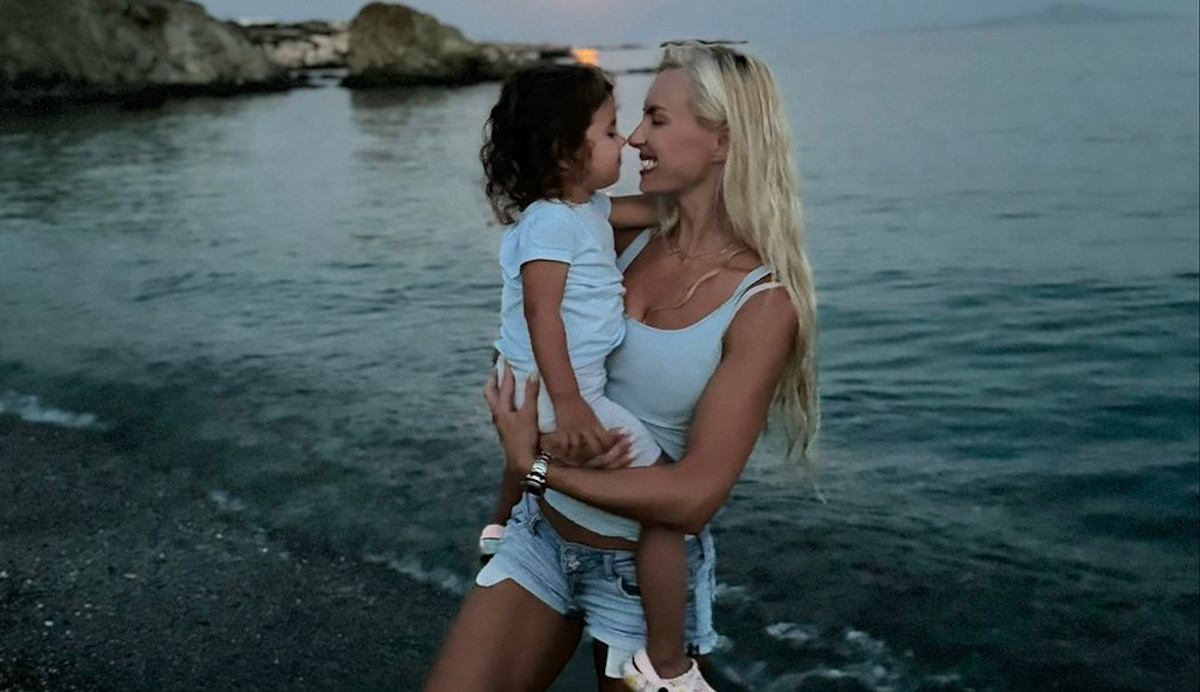 Τζούλια Νόβα: Αγκαλιά με την κόρη της με θέα την πανσέληνο