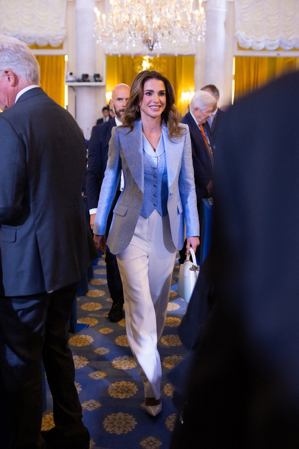 Η βασίλισσα Ράνια με Dolce & Gabbana blazer και Louis Vuitton τσάντα.