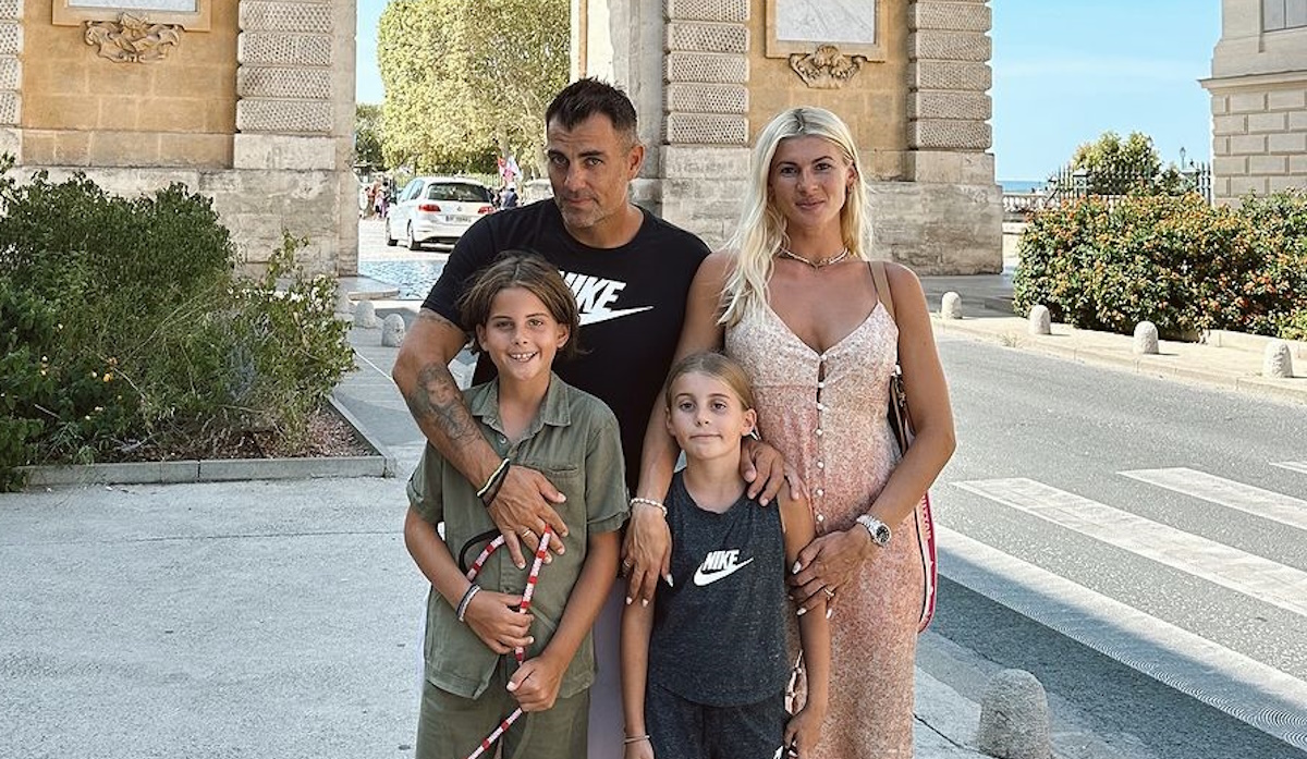 Στέλιος Χανταμπάκης – Όλγα Πηλιάκη: Ο γιος τους, Μανώλης τραγούδησε Γιώργο Μαζωνάκη μπροστά στους συμπαίκτες του στη Μαδρίτη