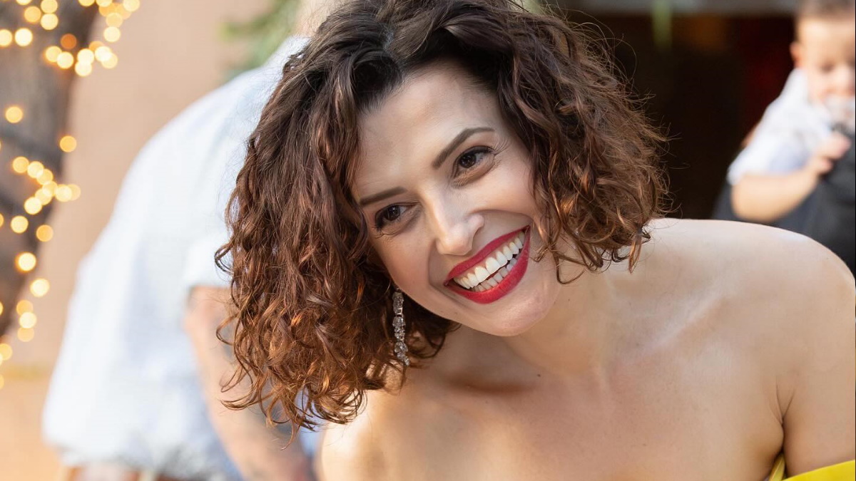 Χρύσα Παπά: Έγινε νονά επιλέγοντας κίτρινο strapless dress