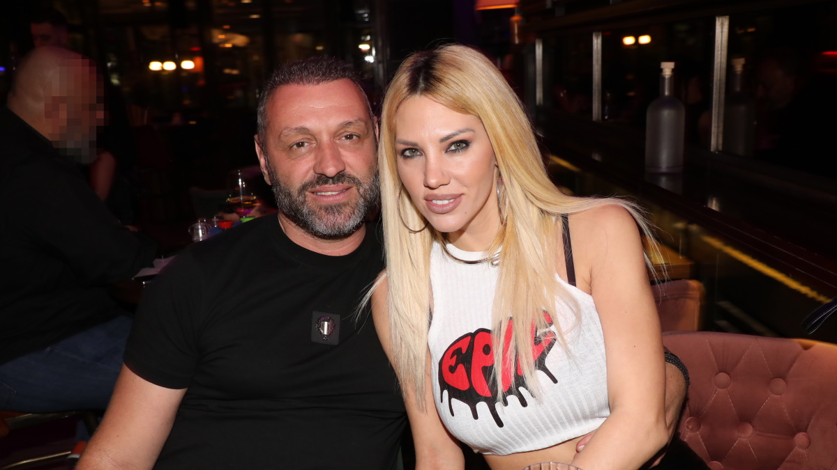 Σάσα Μπάστα: Ξεκαθαρίζει αν χωρίζει με τον Δημήτρη Κουσαθανά