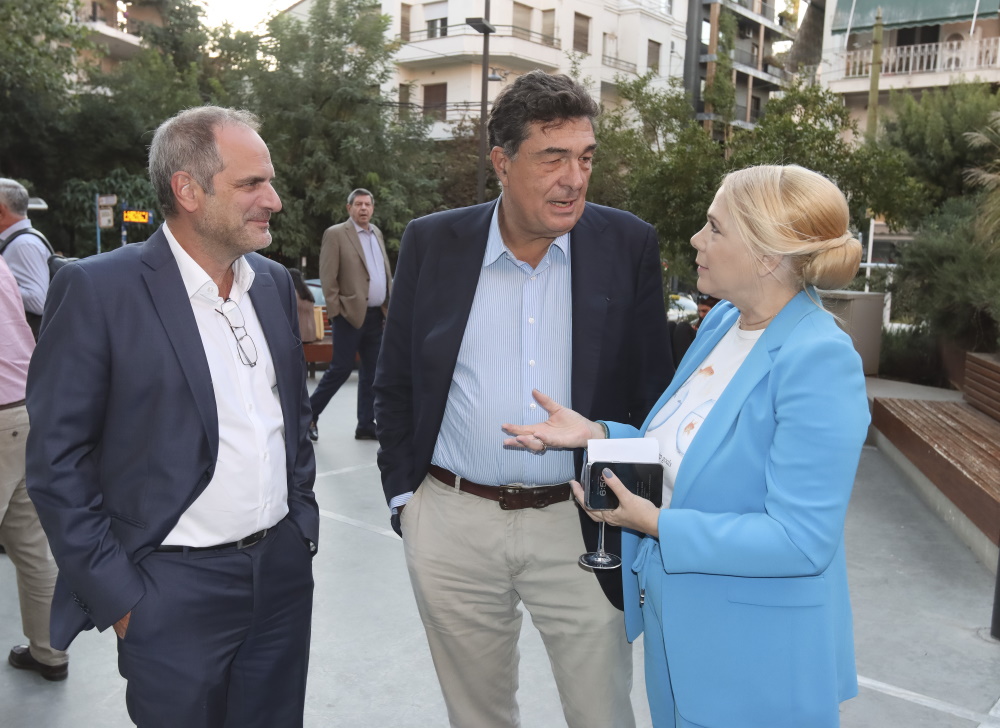 Ο νέος Διευθύνων Σύμβουλος του Ομίλου ΣΚΑΪ Κωνσταντίνος Ζούλας, ο Αλέξης Παπαχελάς και η Άλκηστη Μαραγκουδάκη.